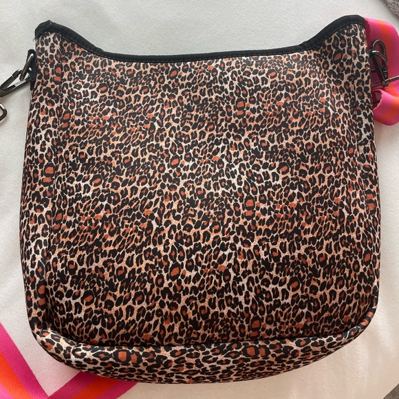 Leopard and hot pink striped accent Neoprene crossbody messenger bag - Picture 7 of 12